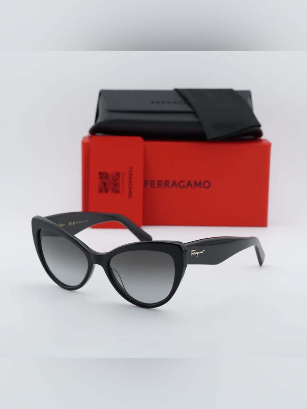 New Salvatore Ferragamo Sunglasses SF930S 001 Black / Grey Gradient NWT - Picture 3 of 4